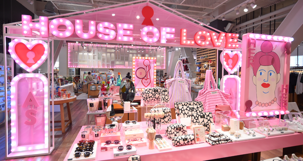 Love Fills the Air at Another Story 'House of Love'