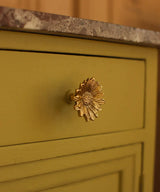 Breezy Daisy Knob
