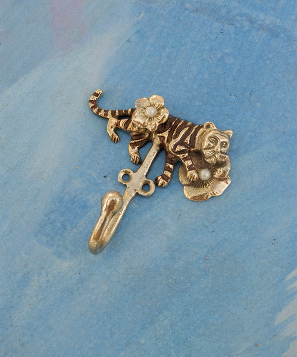 Lacy Tiger Hook Colored