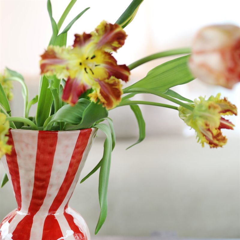 Vase rhombic red